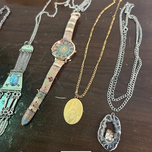 Alajero de Madera con Bijouterie Variada: Collares y Reloj - imagen 2