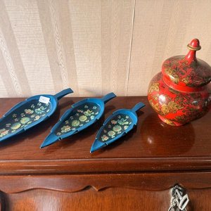 Lote siguiente: Figuras Decorativas de Madera Pintadas a Mano: Hojas y Potiche