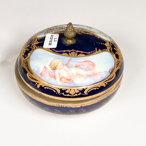 Bombonera de Porcelana Viejo Viena Azul Cobalto con Cupido y Paisaje - imagen 2