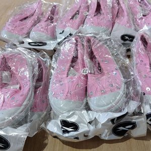 12 Pares de Zapatillas Rosadas para Niña con Brillos - imagen 2