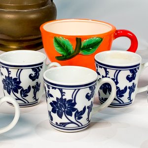 Lote de Artículos de Cocina: Pocillos, Tazas, Jarras y Juego de Té con Decoración Floral - imagen 2