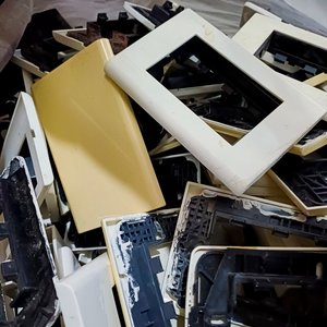 Lote de Material Eléctrico: Plaquetas Duomo, Fuentes 12V, Rotuladores, Llaves Monoblock y Más - imagen 8