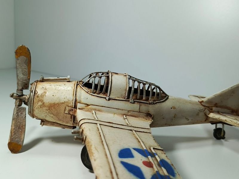 Avión vintage de juguete a escala en hojalata, coleccionable - imagen 4