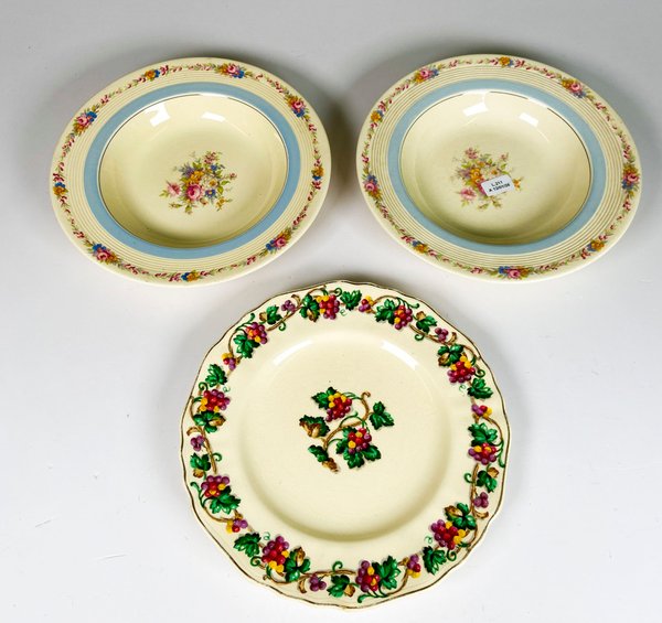 Lote siguiente: Tres platos de loza inglesa decorados