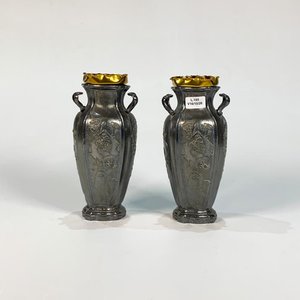 Lote anterior: Par de Floreros Cónicos Metálicos Estilo Art Nouveau con Asas Laterales
