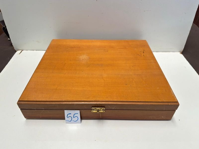 Lote siguiente: Caja de madera con cubiertos y accesorios