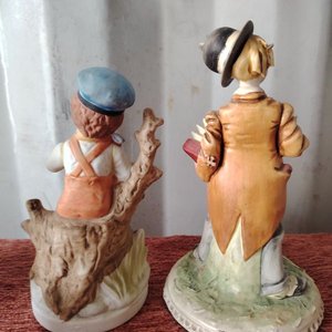 Dos Figuras de Porcelana: Niño Tamborilero y Acordeonista con Perro - imagen 4