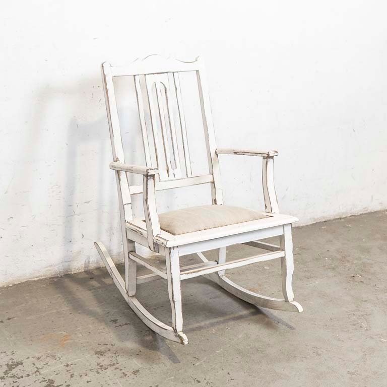 Lote siguiente: Sillón mecedora patinado de blanco para tapizar