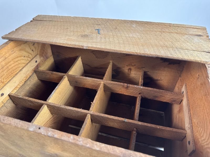Antiguo cajón de bebidas con diseño antiguo - imagen 8