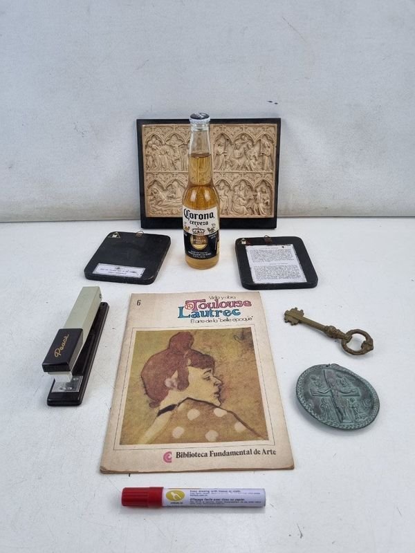 Placa Decorativa Relieve, Libro Toulouse Lautrec y Engrampadora Rexel