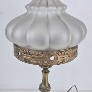 Lámpara de Bronce con Tulipa Esmerilada y Base Ornamentada - imagen 3