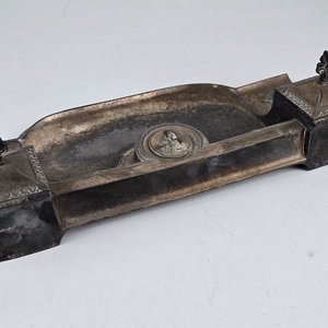 Tintero Antiguo con Figura de Dama de la Justicia y Detalles Ornamentales - imagen 7