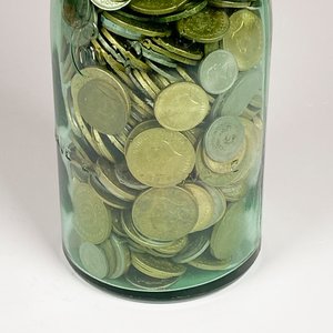 Botella de Vidrio Verde Antigua con Monedas Varias - imagen 3