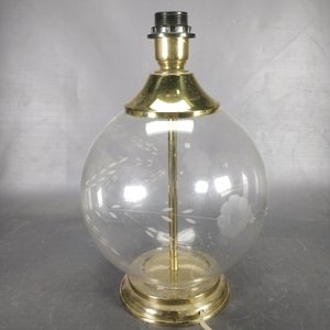Lote siguiente: Lámpara de Mesa Globo de Vidrio Tallado con Flores - 38cm Alto