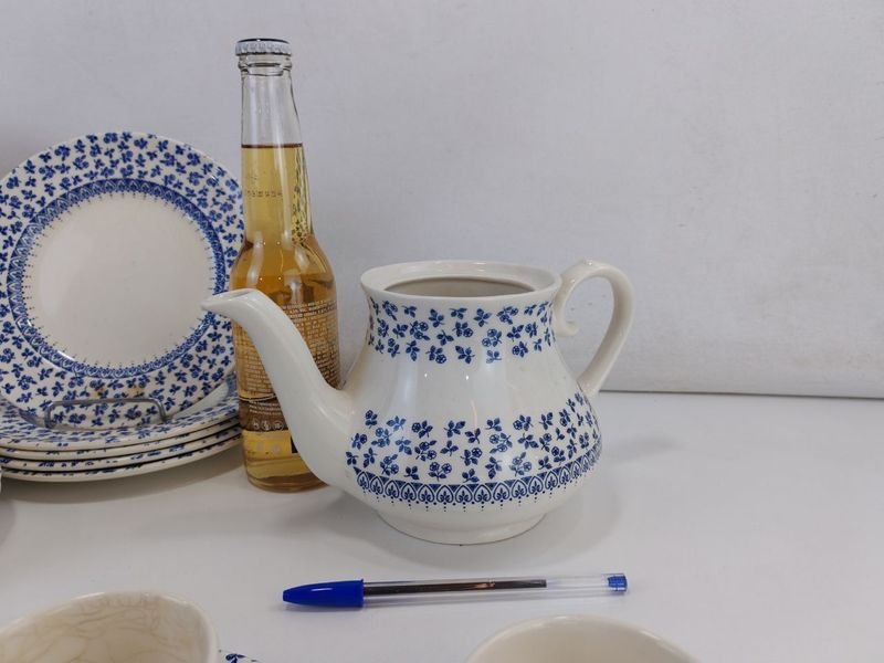 Vajilla Azul y Blanca: Un Conjunto de Piezas Decorativas - imagen 5