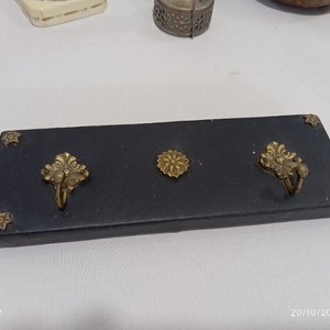Lote de 6 piezas: Jarrón de cerámica, lámpara a kerosene, adorno de calabaza, perchero y 2 apliques de madera - imagen 4