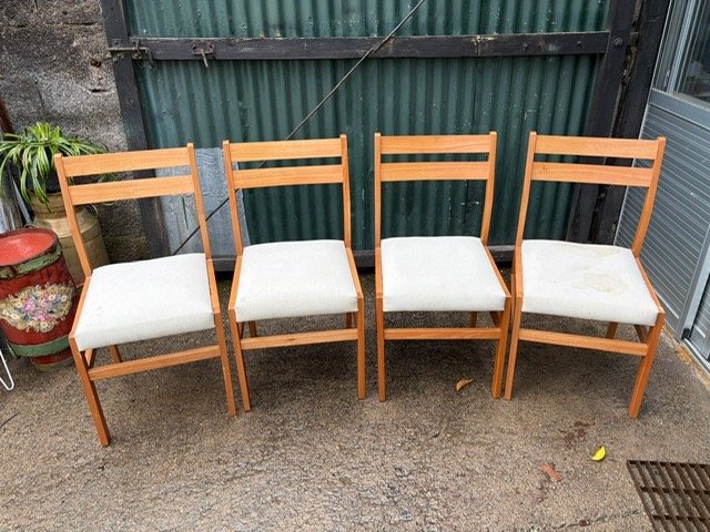 Juego de 4 Sillas de Madera con Asiento Blanco