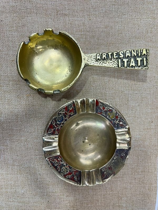 Lote de 2 Ceniceros Decorativos Antiguos: Bronce y Metal Esmaltado