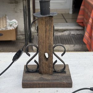 Lámpara Artesanal de Mesa de Luz con Base de Madera y Metal - imagen 3