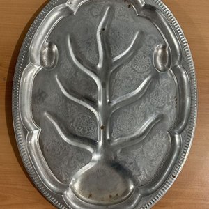 Lote de 5 Bandejas Ovaladas: Peltre/Platino, Plástico y Metal Grabado - imagen 12