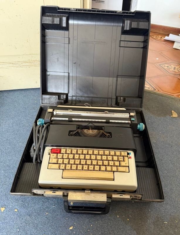Lote siguiente: Máquina de escribir eléctrica Olivetti Lettera 36