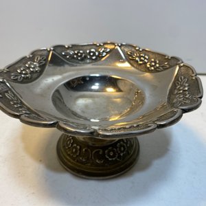 Lote de 23 piezas de bazar y adornos: bandeja, salsera, frutera, vasos ámbar, platos y figuras - imagen 8