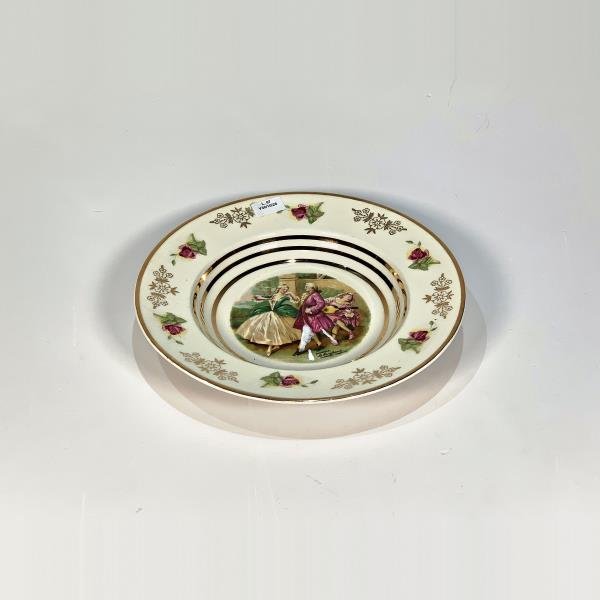 Plato Hondo de Loza Inglesa Alfred Meakin Beige con Guarda Dorada y Escena de Trovador