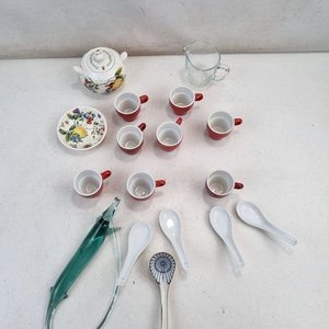 Lote de Tetera, Pocillos Rojos, Jarra y Accesorios con Decoración Frutal - imagen 3