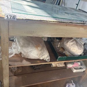 Mesa de Trabajo de Madera con Estantes y Vidrio - imagen 2