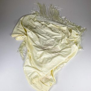 Lote siguiente: Mantilla de seda bordada con flecos