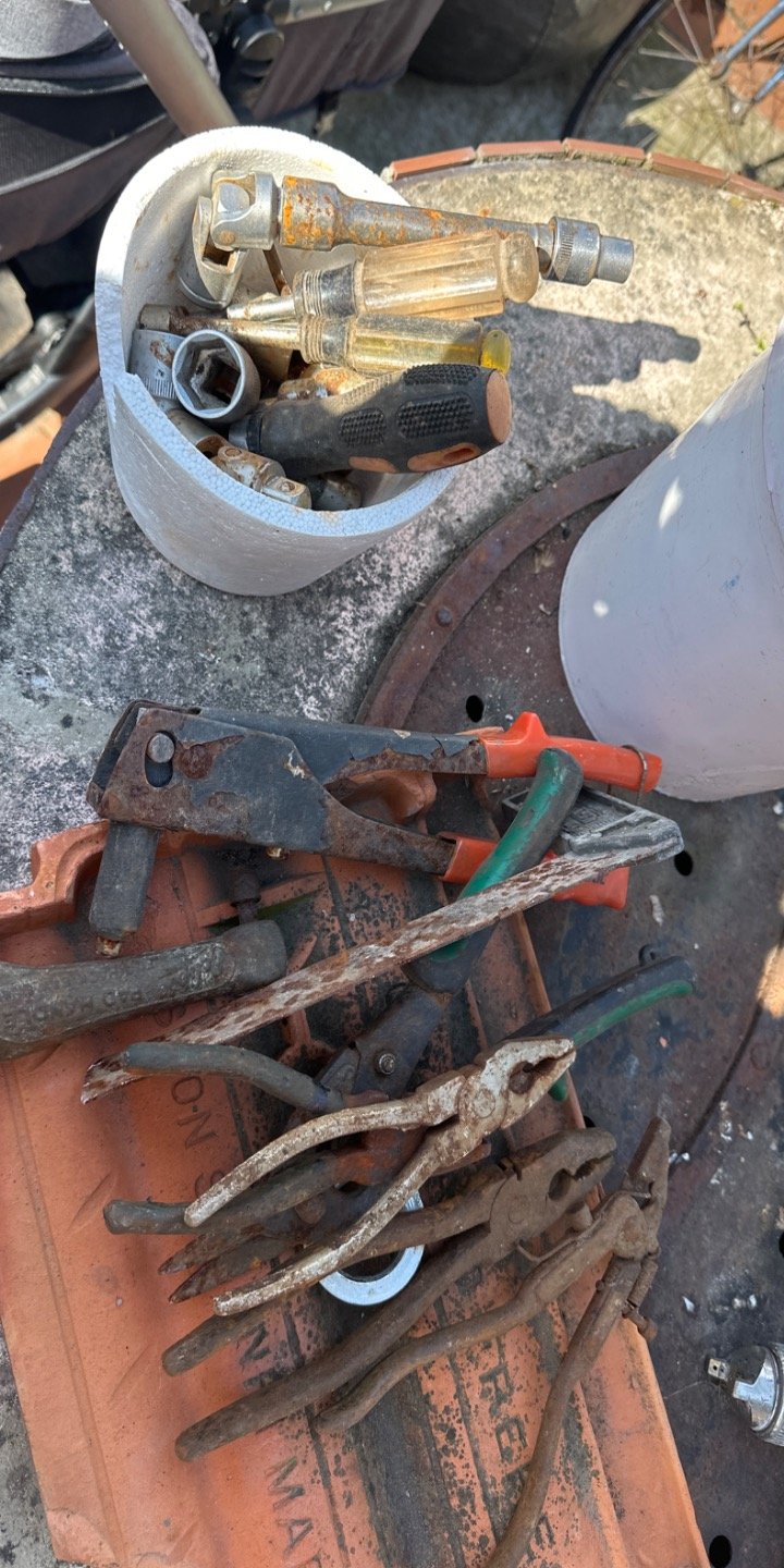 Lote de Herramientas Varias: Destornilladores y Alicates Oxidados