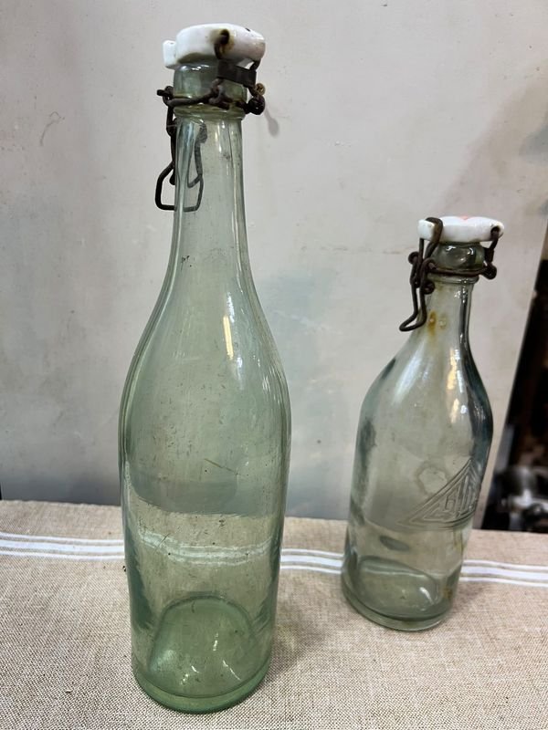 Par de Botellas Antiguas de Vidrio Verdoso con Cierre Cerámico