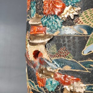Jarrón Satsuma con Diseños en Relieve y Figuras Orientales - imagen 4
