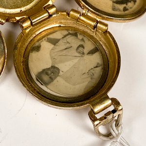 Medallón Guarda Fotos Antiguo Enchapado con Estrellas - imagen 4