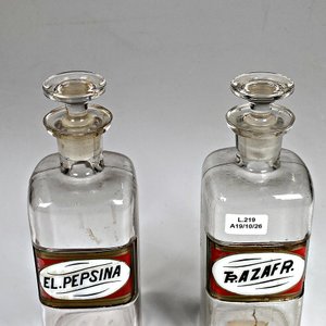 Dos Frascos de Farmacia Antiguos de Vidrio con Tapones - imagen 5