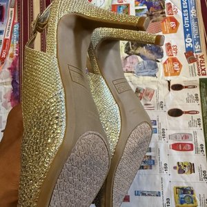 Zapatos de taco dorados Jones New York con brillo - imagen 2