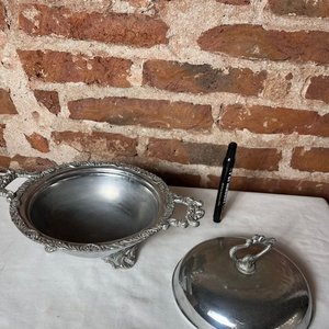 Guisera Antigua de Platina con Tapa Cincelada y Repujados - imagen 8
