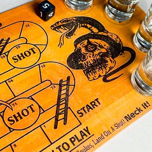 Juego de Beber "Shots & Ladders" con Tablero de Madera y 4 Vasos de Vidrio - imagen 4