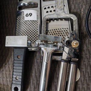 Lote siguiente: Lote de Utensilios de Cocina: Abrelatas y Ralladores