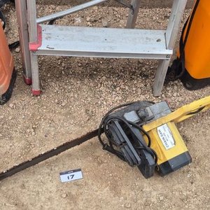 Escalera Tijera de alumnio de 5 Escalones dañado el larguero izquierdo muestra un dobles en el aluminio - 2 Pulverizadoras con Faltantes - Mini Motosierra a la Vista - imagen 4