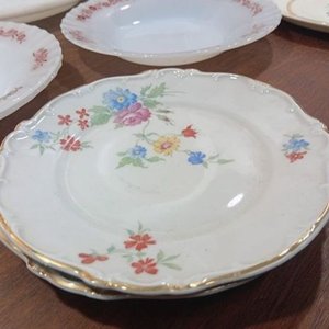 Lote de 12 Platos Vintage de Vidrio y Cerámica con Diseños Florales - imagen 9