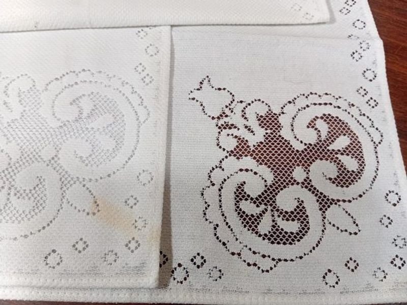 Lote de 4 Servilletas Blancas Vintage Bordadas con Diseño Floral