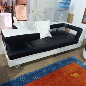 Sofá Italiano de Diseño Formenti Wave Bicolor en Cuero y Aluminio con Mesa Integrada - imagen 6