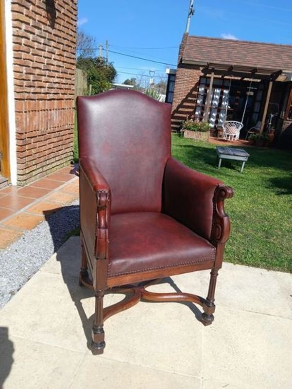 Sillón de Estilo Directorio en Cedro Tapizado