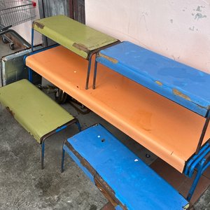 Lote siguiente: Mesa y 4 bancos 