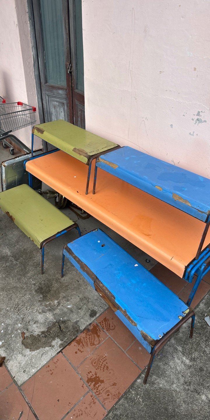 Mesa y 4 bancos