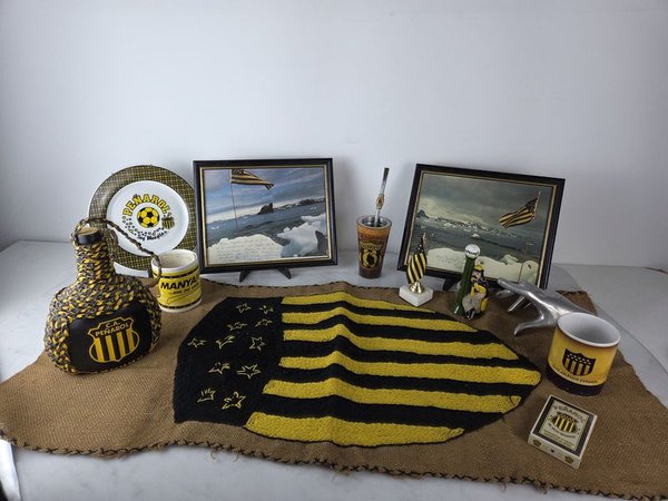 Colección de recuerdos de Peñarol y Antártida