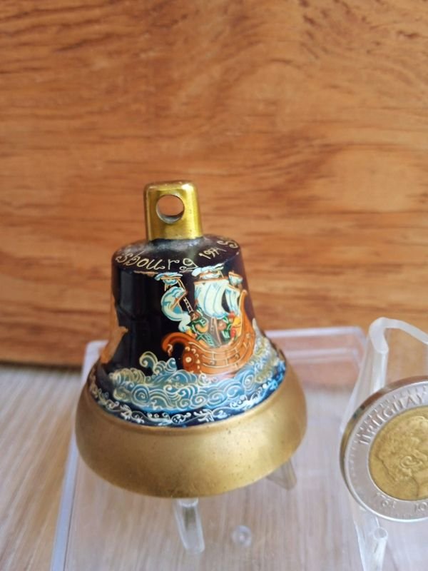 Campana Rusa en Bronce y Esmalte con Badajo y Escenas Tradicionales - imagen 3
