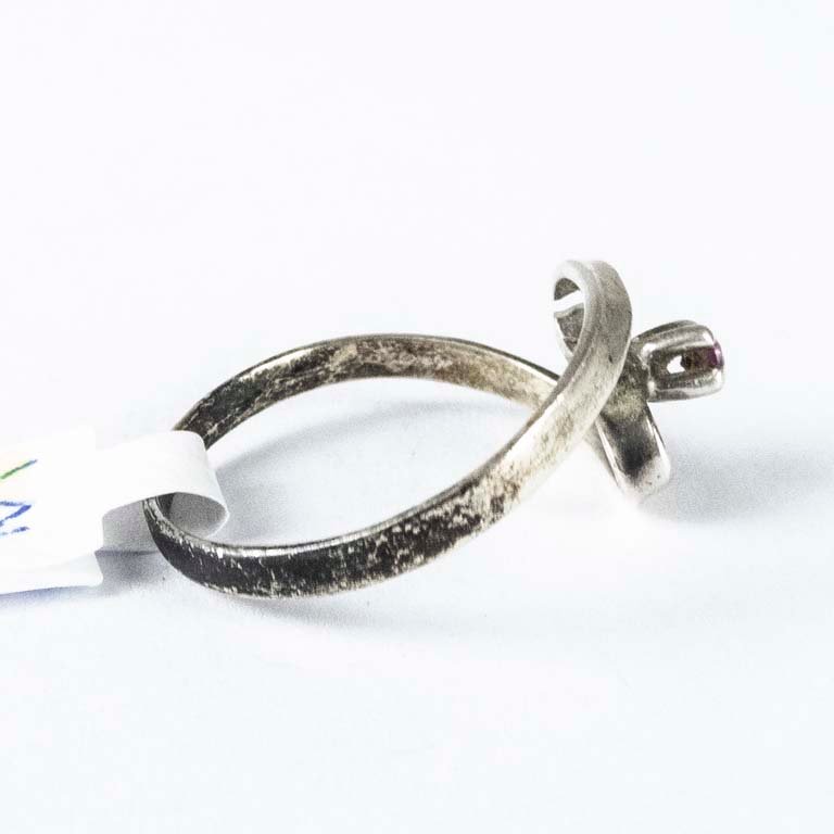Anillo de plata con gema de color púrpura - imagen 2