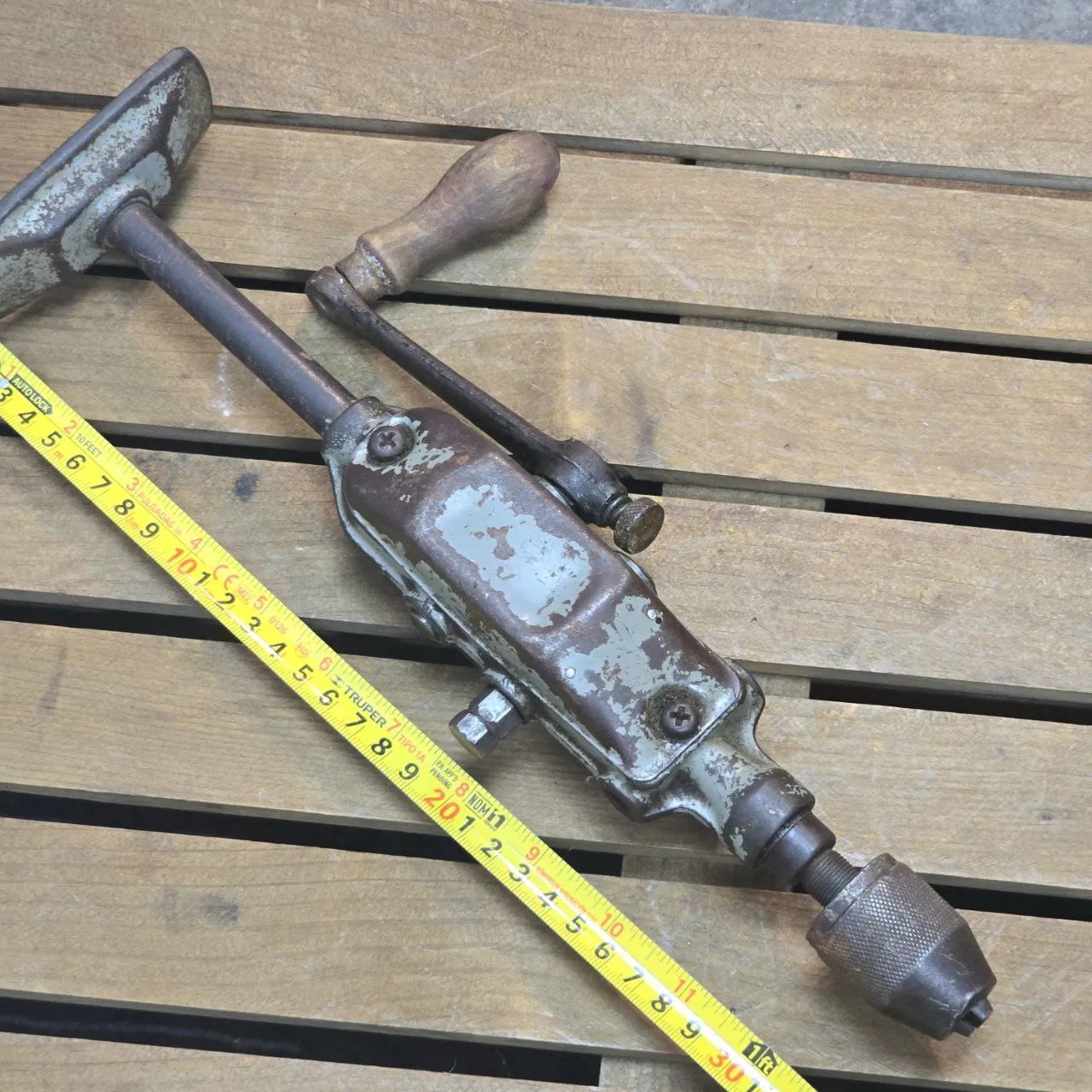 Drill Vintage con Manija de Madera y Cuerpo Metálico - imagen 3